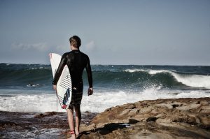 海に向かう男性