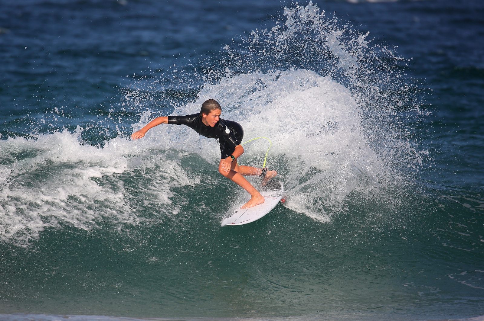 世界で活躍する有名プロサーファーの神ライディング 働く男の Surf Life