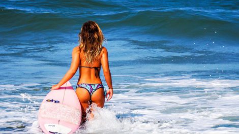 Beautiful-surfer-talking-on-her-back