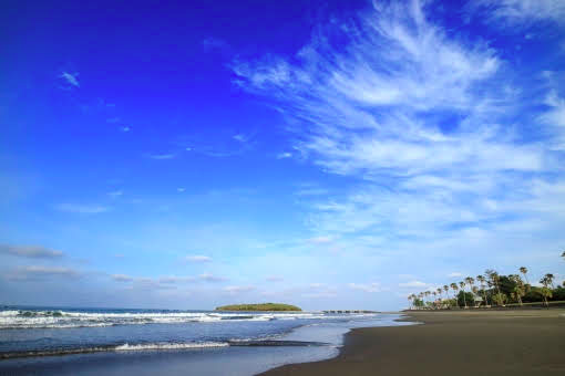 Sandy-beach-and-wide-sky